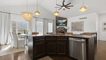 Casa, varias camas, patio, vistas al jardín | 4 dormitorios, decoración individual, mobiliario individual