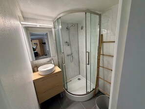 Shower, hair dryer - Bright Duplex in Cavalière – Steps from the Beach (Le Lavandou)