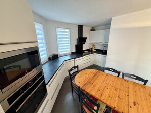 Fridge, microwave, oven, dishwasher - Bright Duplex in Cavalière – Steps from the Beach (Le Lavandou)
