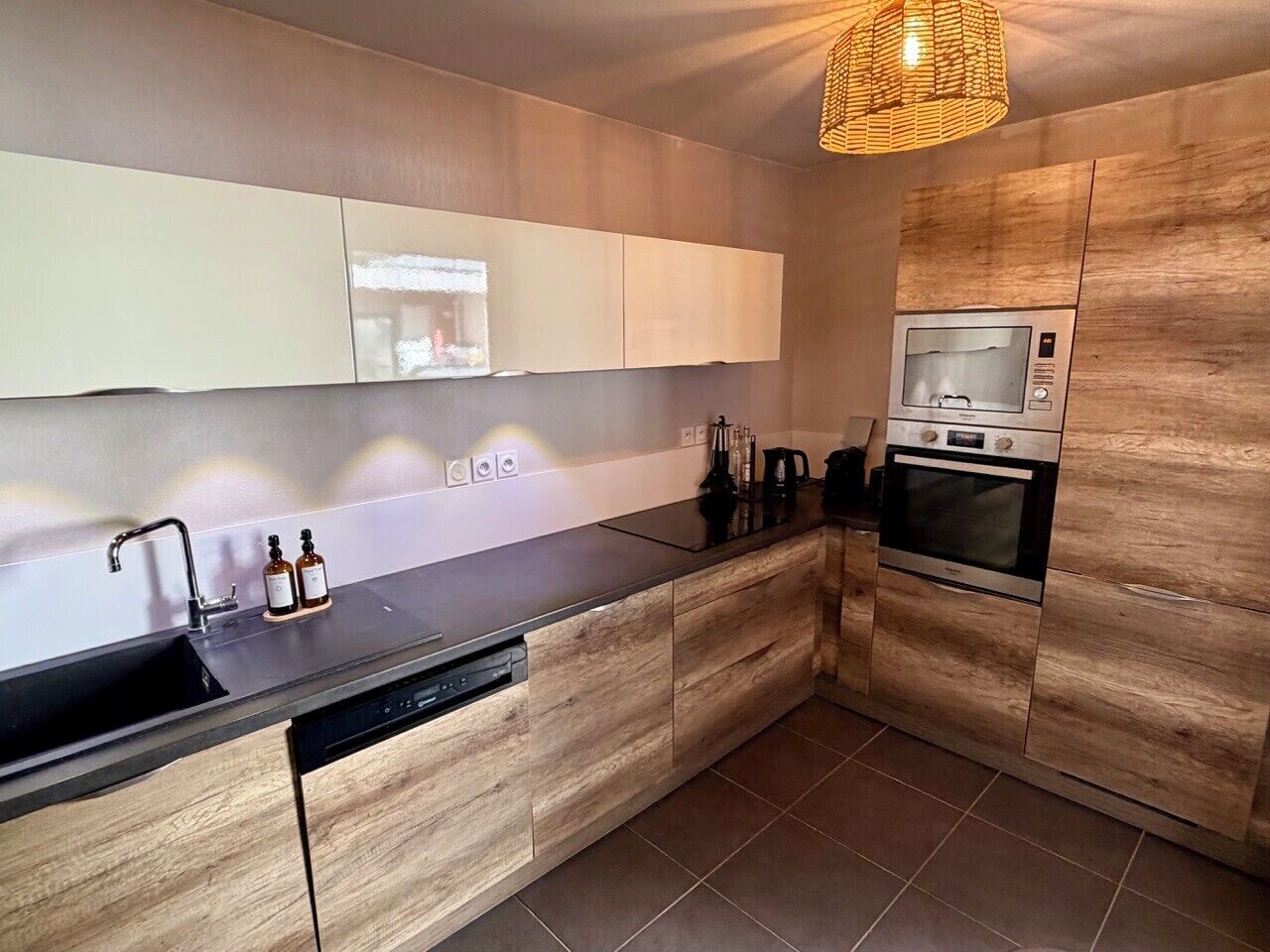 Réfrigérateur, micro-ondes, four, lave-vaisselle