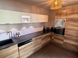 Réfrigérateur, four à micro-ondes, un four, lave-vaisselle