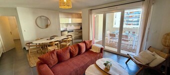 Modern 3-Bedroom Apartment for 7 with Terrace & Parking – Beach 10min