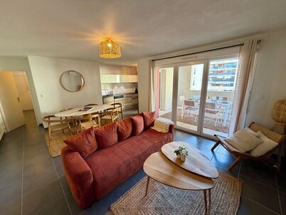 Modern 3-Bedroom Apartment for 7 with Terrace & Parking – Beach 10min