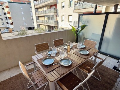 Modern 3-Bedroom Apartment for 7 with Terrace & Parking – Beach 10min