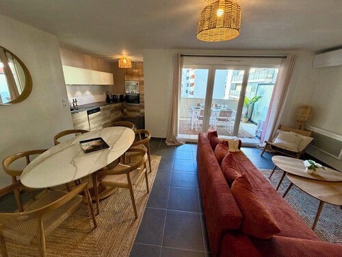 Modern 3-Bedroom Apartment for 7 with Terrace & Parking – Beach 10min