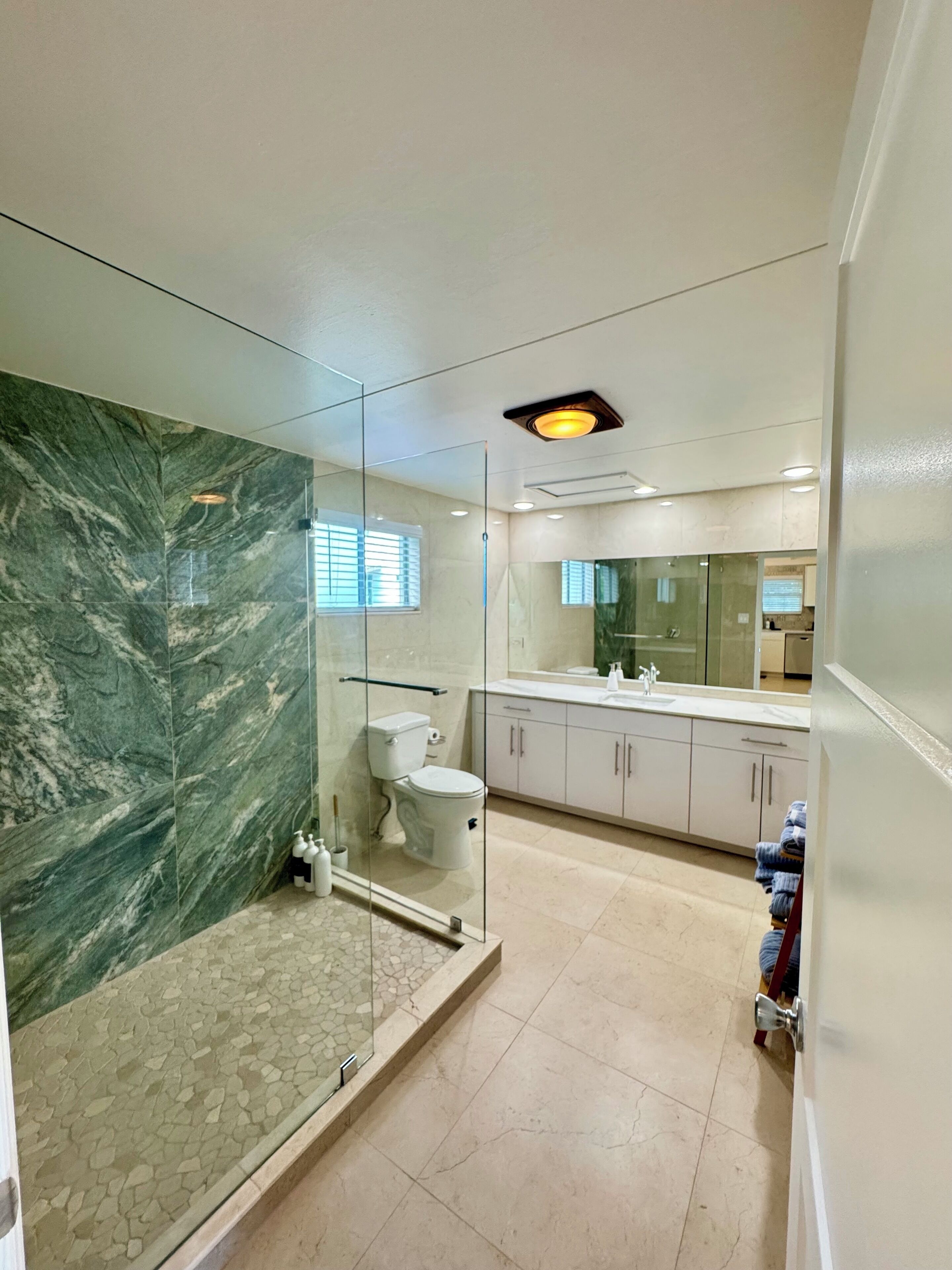 Douche, serviettes fournies, savon, papier toilette