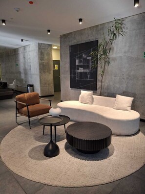 Interior - Apt/Loft San Benito steps from stores and restaurants, hotel zone. (San Salvador)
