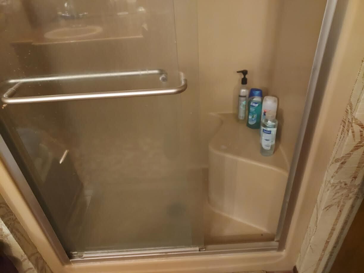 Tina de hidromasaje, secadora de cabello, toallas, jabón 