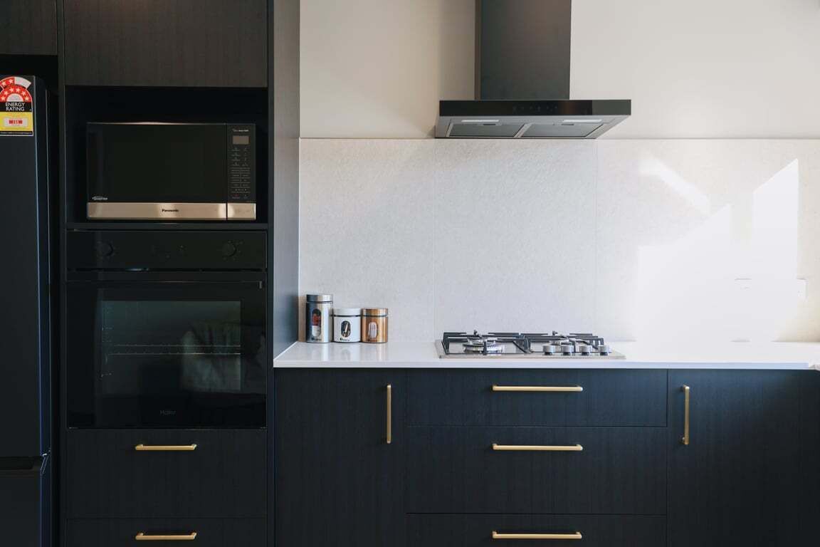 Placa de cuina, rentaplats, bullidora elèctrica i torradora 