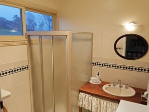 Chuveiro, sabonete, papel higiênico 