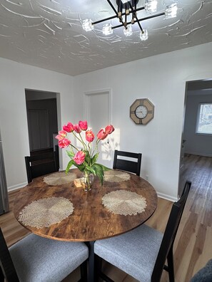 Dining - Farmhouse in the Heart of DowntownAuburn Hills (Auburn Hills)
