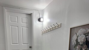 A staircase with wooden steps and a white door. - Farmhouse in the Heart of DowntownAuburn Hills (Auburn Hills)