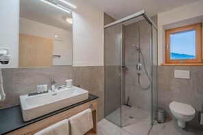 Shower, hair dryer, towels - Appartements Andrea Cäciel - Alpline Appartements KG: Apartment - Ground floor (Kitzbühel)
