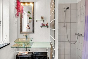 Shower - Atmospheric holiday home with spa and garden (Ærøskøbing)