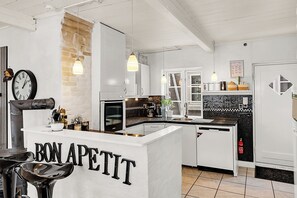 Fridge, microwave, oven, stovetop - Atmospheric holiday home with spa and garden (Ærøskøbing)