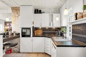 Fridge, microwave, oven, stovetop - Atmospheric holiday home with spa and garden (Ærøskøbing)