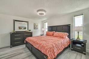 3 bedrooms, iron/ironing board, WiFi, bed sheets - Canal‑Front Oasis w/Heated Pool Close to the Beach (Holiday)