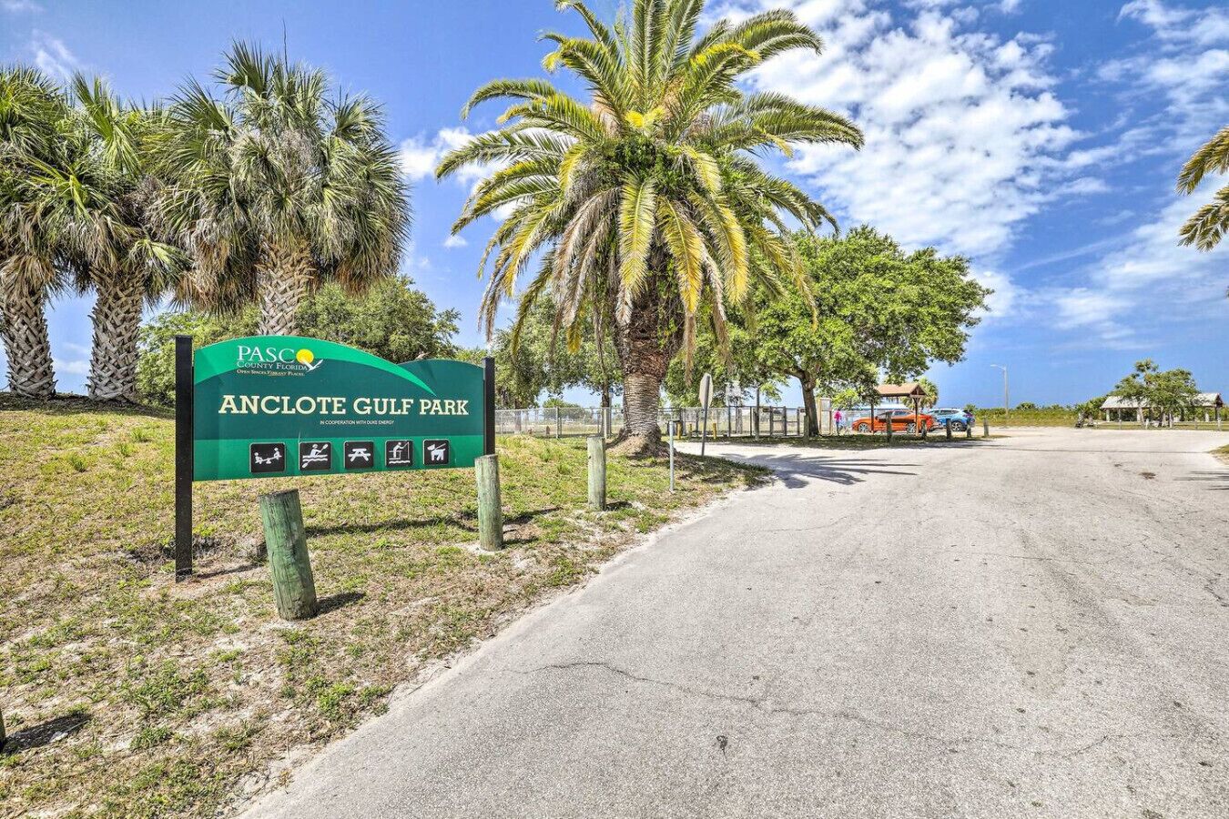 Schild für den Anclote Gulf Park mit Symbolen für Einrichtungen wie Toiletten und Picknickplätze.