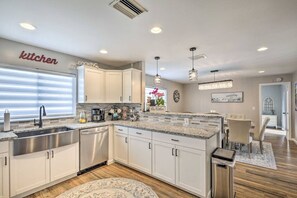 Køleskab, mikrobølgeovn, ovn, kogeplade