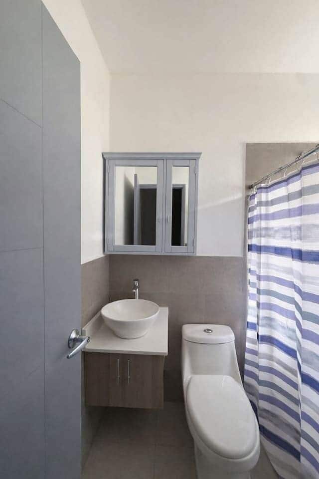 淋浴设施、吹风机、毛巾、洗发水