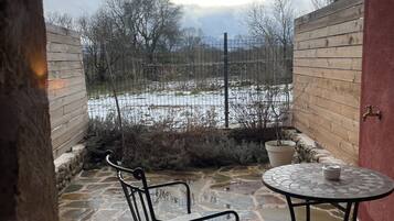 Habitación Deluxe con 1 cama doble o 2 individuales, vistas a la montaña | Restaurante al aire libre