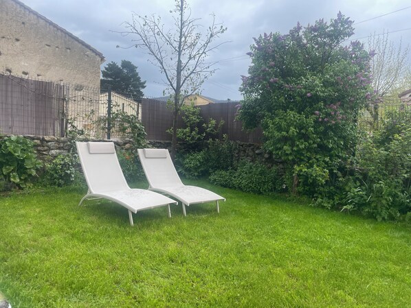 Suite Supérieure, animaux de compagnie acceptés, vue montagne | Enceinte de l’hébergement