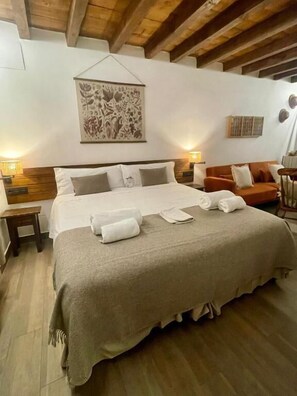 Escritorio, espacio para trabajar con un portátil, cortinas opacas