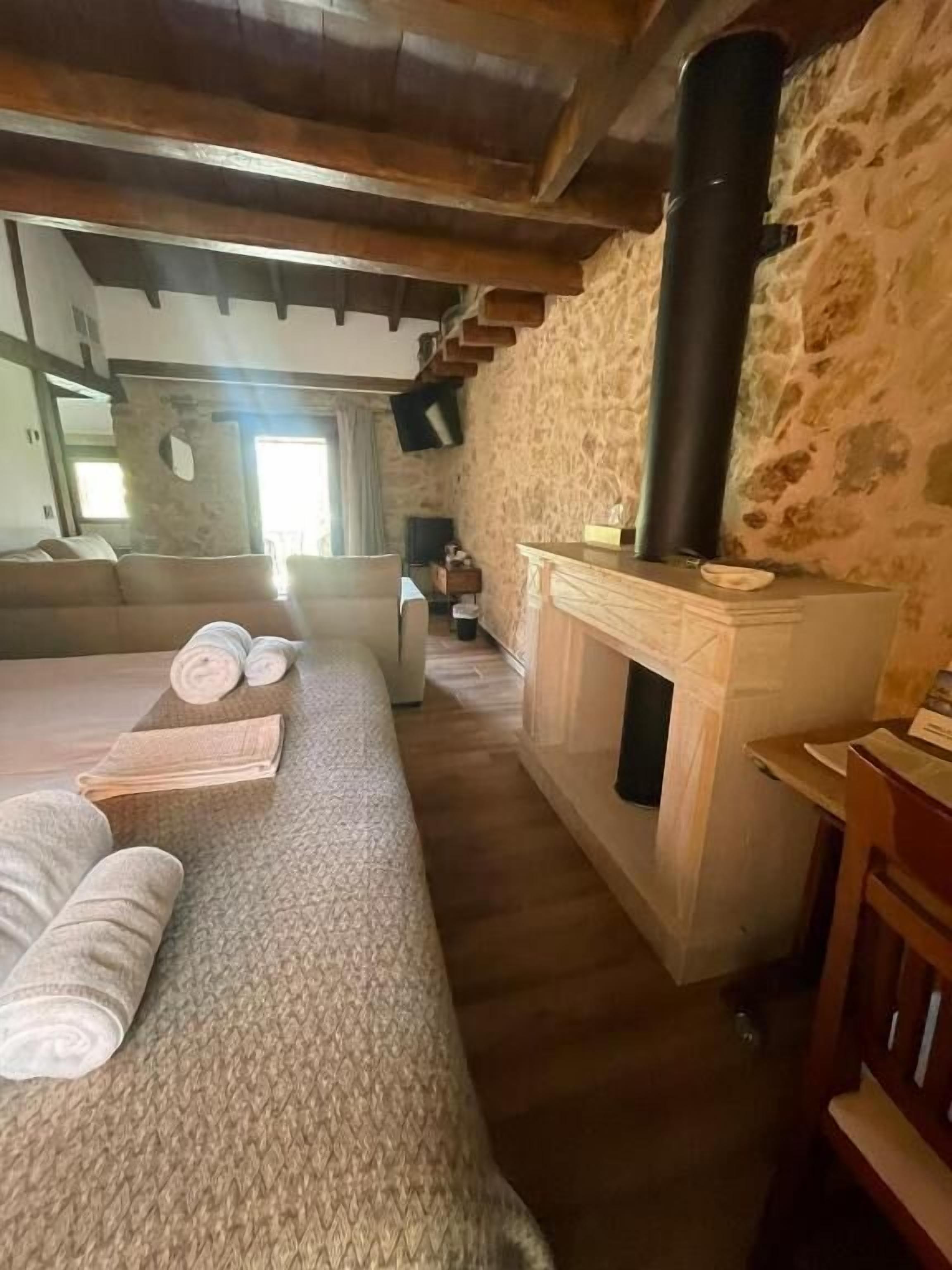 Escritorio, espacio para trabajar con un portátil, cortinas opacas