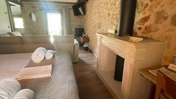 Escritorio, espacio para trabajar con un portátil, cortinas opacas