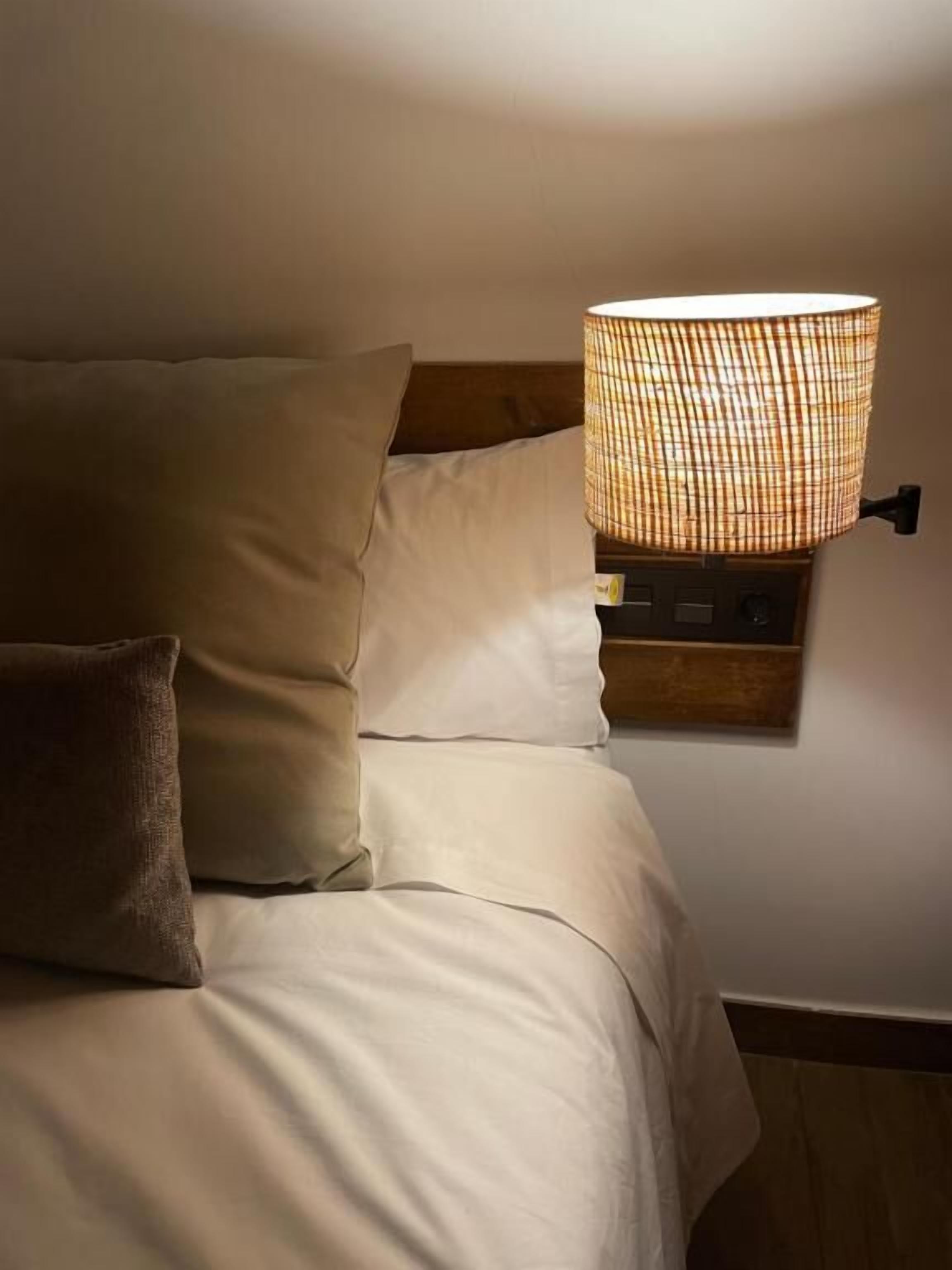 Escritorio, espacio para trabajar con un portátil, cortinas opacas