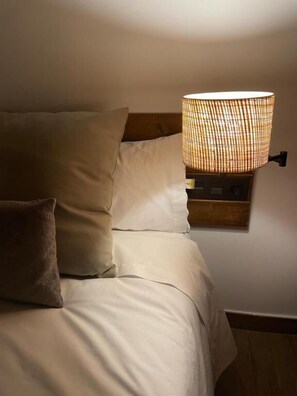 Desk, laptop workspace, blackout curtains, soundproofing - La Casa del Cantero (Pinilla del Valle)