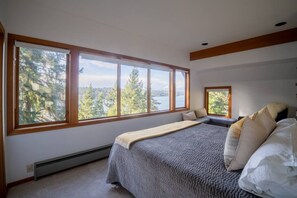 4 bedrooms, desk, iron/ironing board, WiFi - Luxury Home, Beach, Spa, Views, Natural Setting (Bainbridge Island)
