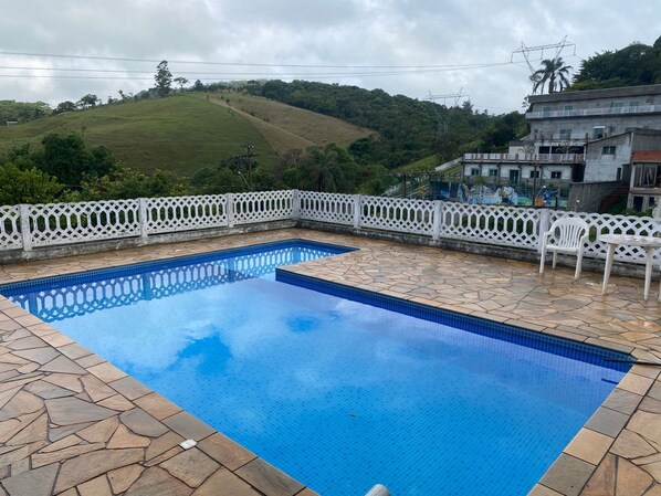 Unclassified image, 1 of 12, button