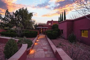 Terrace/patio - Luxury Sedona Home w/ Hot Tub & Red Rock Views (Sedona)