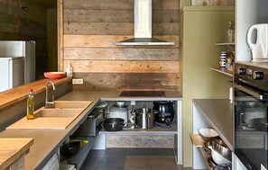 Kylskåp, ugn, spishäll och diskmaskin