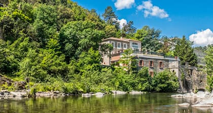 Charmante maison à CorbÚs avec piscine privée, utilisable aussi bien à .