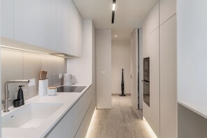 Fridge, microwave, oven, stovetop - Savoy Monumentalis XI – Luxury with sea view (Funchal)
