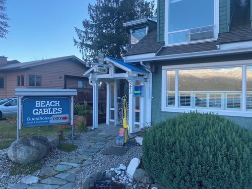 The Victoria Suite at Beach Gables: heritage building on lakefront location