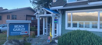 The Victoria Suite at Beach Gables: heritage building on lakefront location