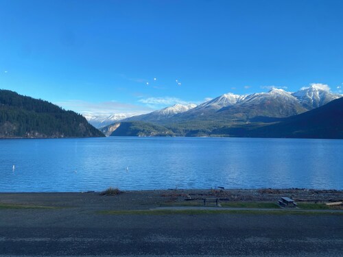 The Victoria Suite at Beach Gables: heritage building on lakefront location
