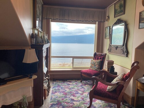 The Victoria Suite at Beach Gables: heritage building on lakefront location