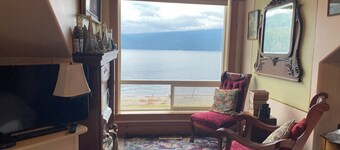 The Victoria Suite at Beach Gables: heritage building on lakefront location