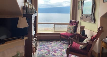 The Victoria Suite at Beach Gables: heritage building on lakefront location