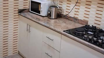 Geladeira, micro-ondas, cooktop, chaleira elétrica