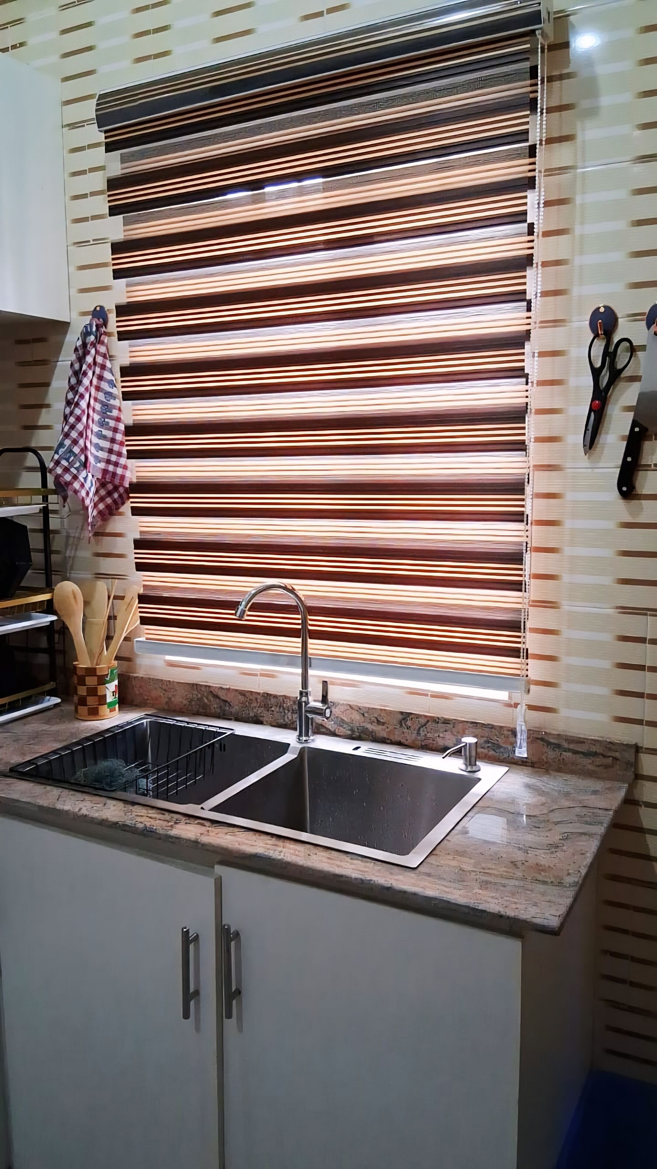 Réfrigérateur, micro-ondes, plaque de cuisson, bouilloire électrique