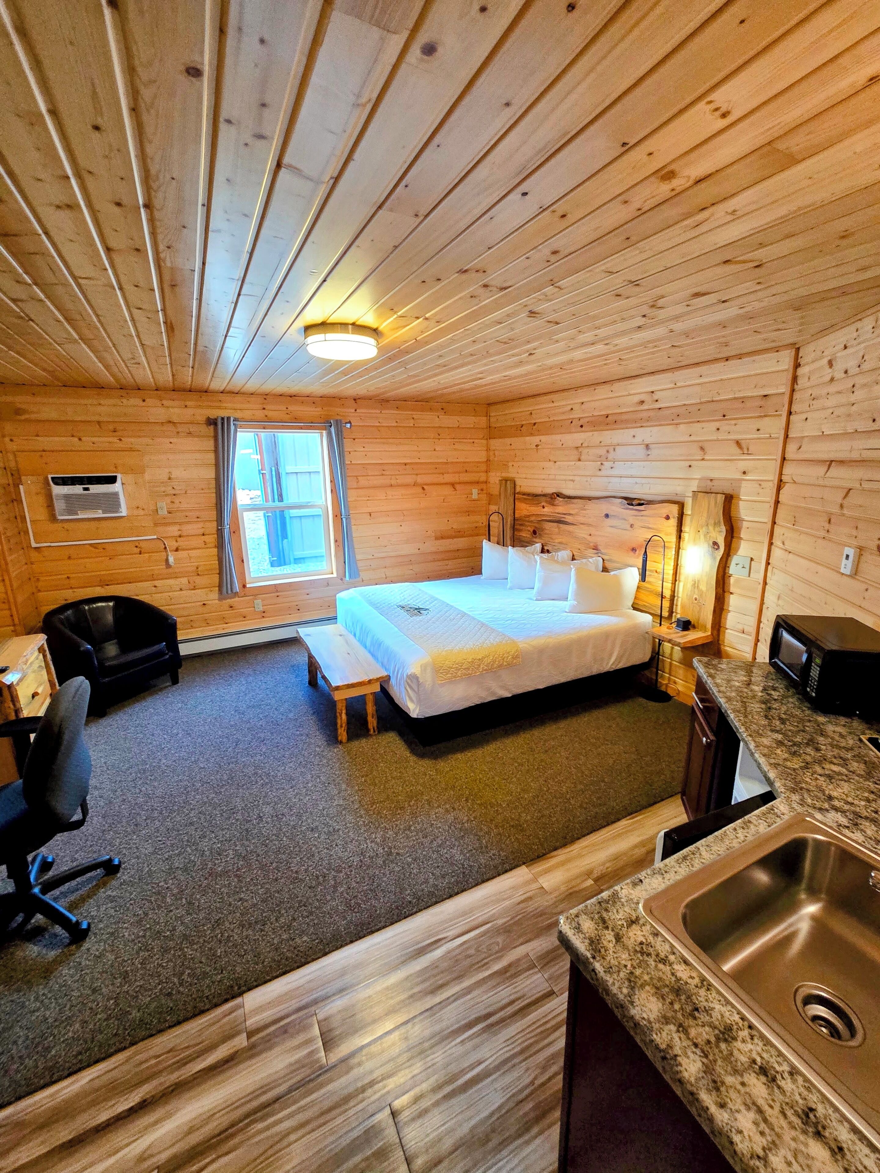 5 bedrooms, iron/ironing board, WiFi, bed sheets