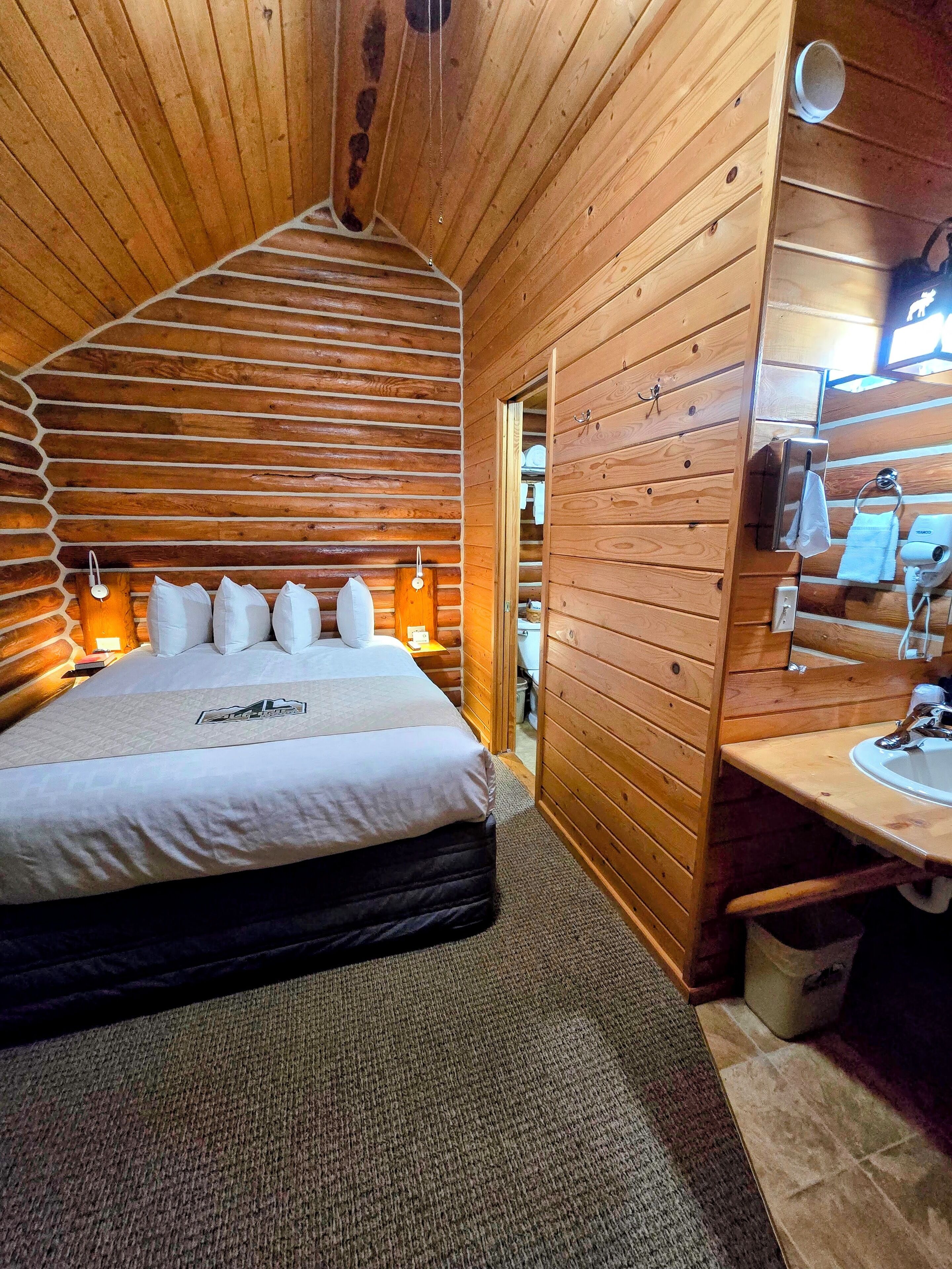 5 bedrooms, iron/ironing board, WiFi, bed sheets