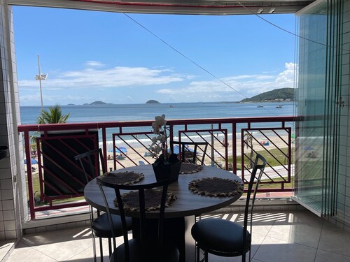 Cozy beachfront apartment in Enseada, ideal for families and groups.