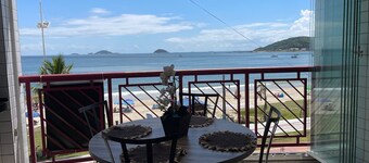 Cozy beachfront apartment in Enseada, ideal for families and groups.