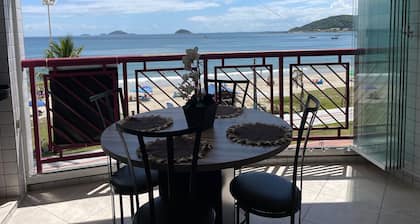 Cozy beachfront apartment in Enseada, ideal for families and groups.